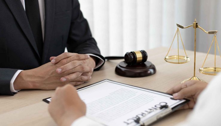 עורך דין חברות 738x423 - כיצד לבחור משרד עורכי דין לגיוס כספים לסטארט אפ